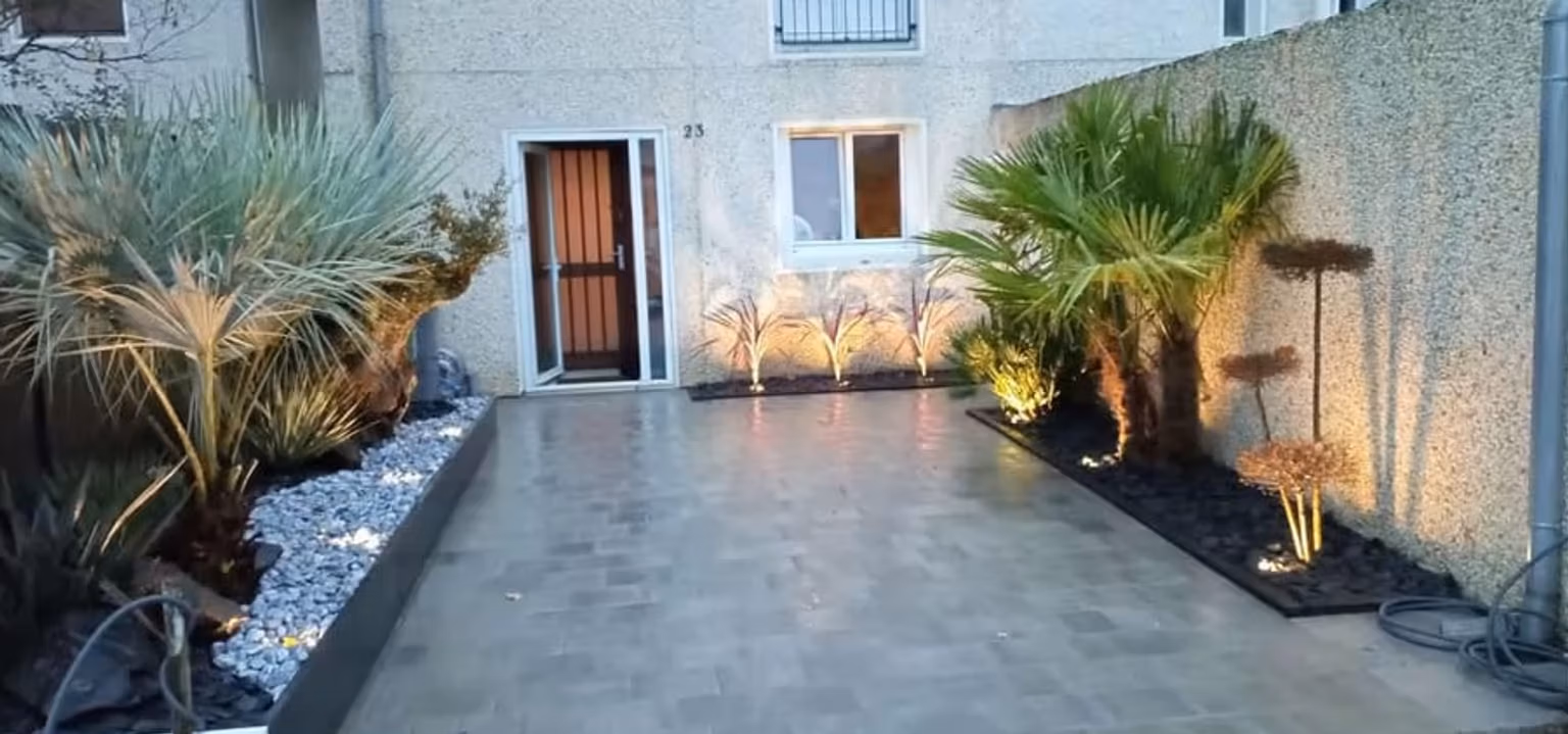 Entrée illuminée & palmiers exotiques